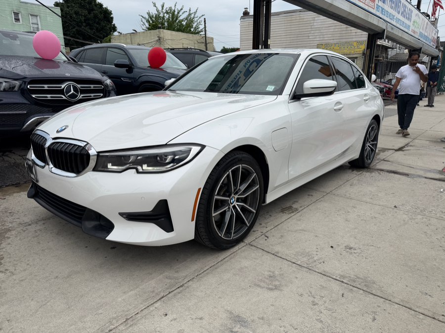 2021 BMW 3 Series 330e xDrive Sedan's photo