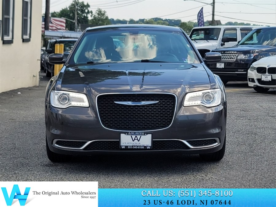2017 Chrysler 300 Limited's photo