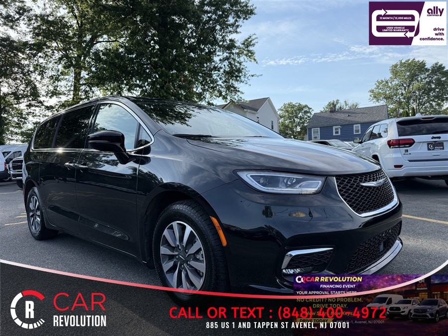 Used 2024 Chrysler Pacifica in Avenel, New Jersey | Car Revolution. Avenel, New Jersey