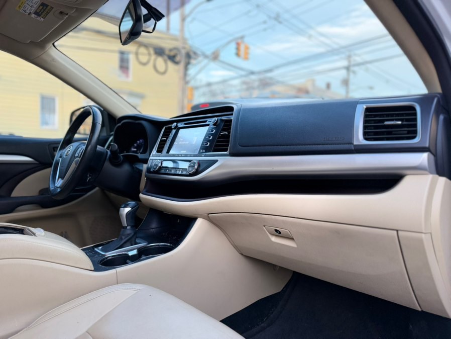 2016 Toyota Highlander XLE - Photo 10