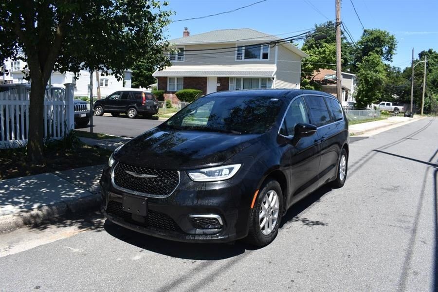 2024 Chrysler Pacifica Touring L's photo