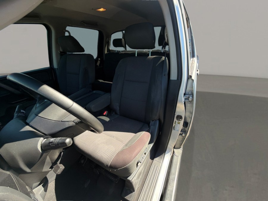 2011 Nissan Titan SV - Photo 10