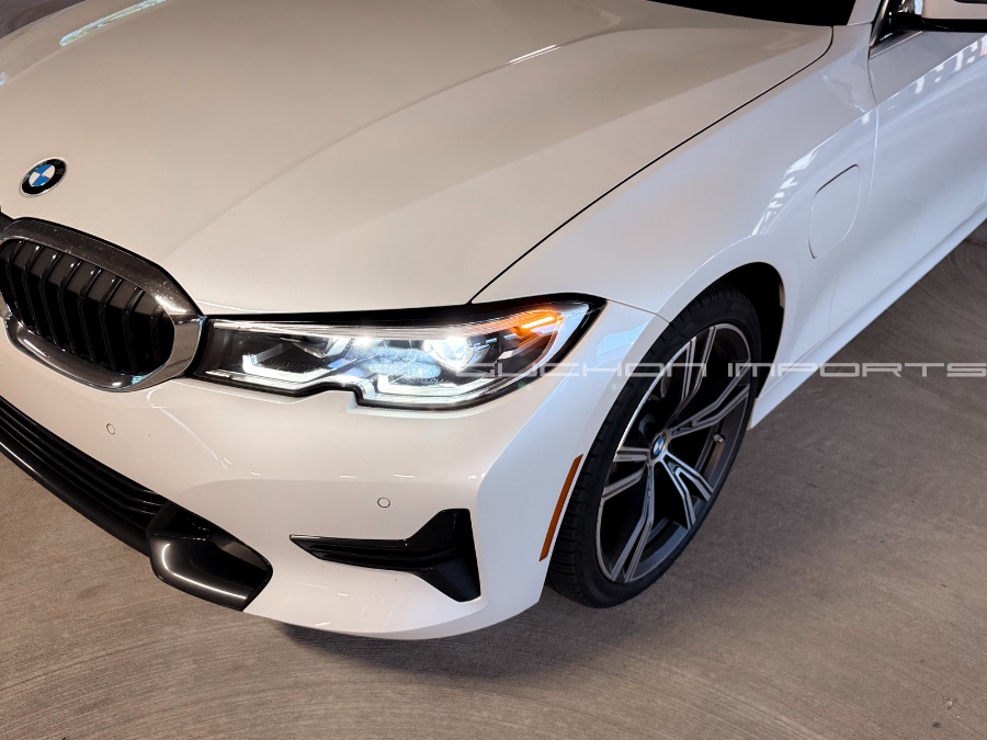 2021 BMW 3 Series 330e - Photo 9