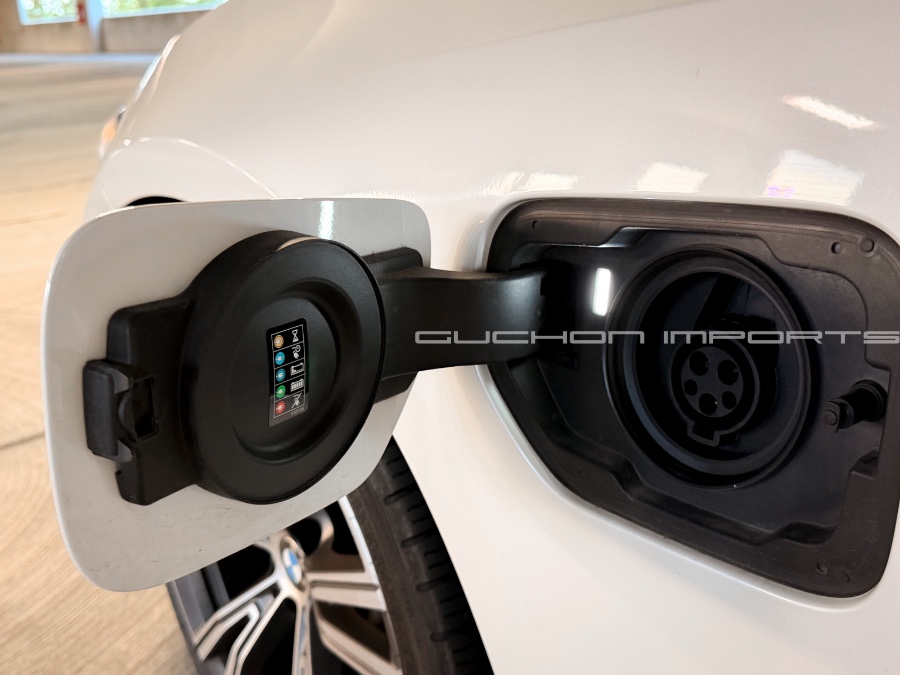 2021 BMW 3 Series 330e - Photo 10