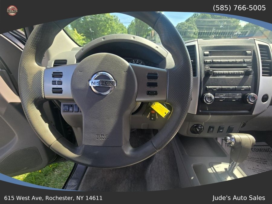Nissan Frontier Crew Cab photo 12