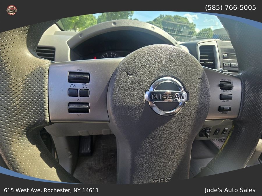 Nissan Frontier Crew Cab photo 14