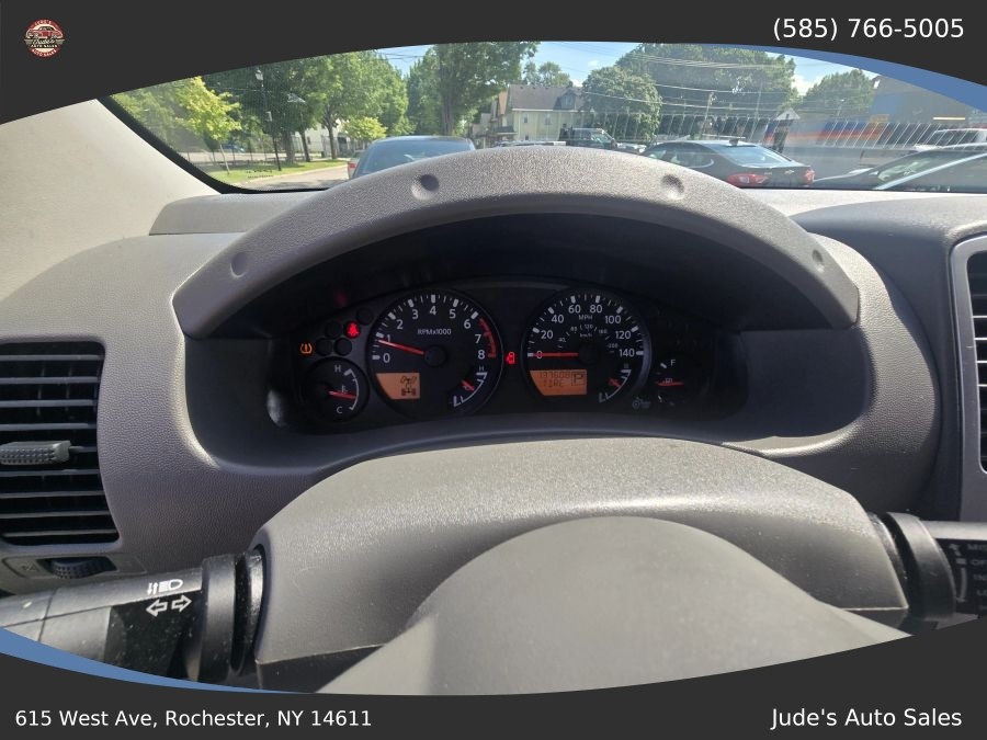 Nissan Frontier Crew Cab photo 17