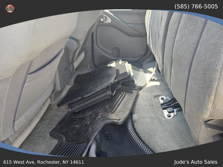 Nissan Frontier Crew Cab photo 8