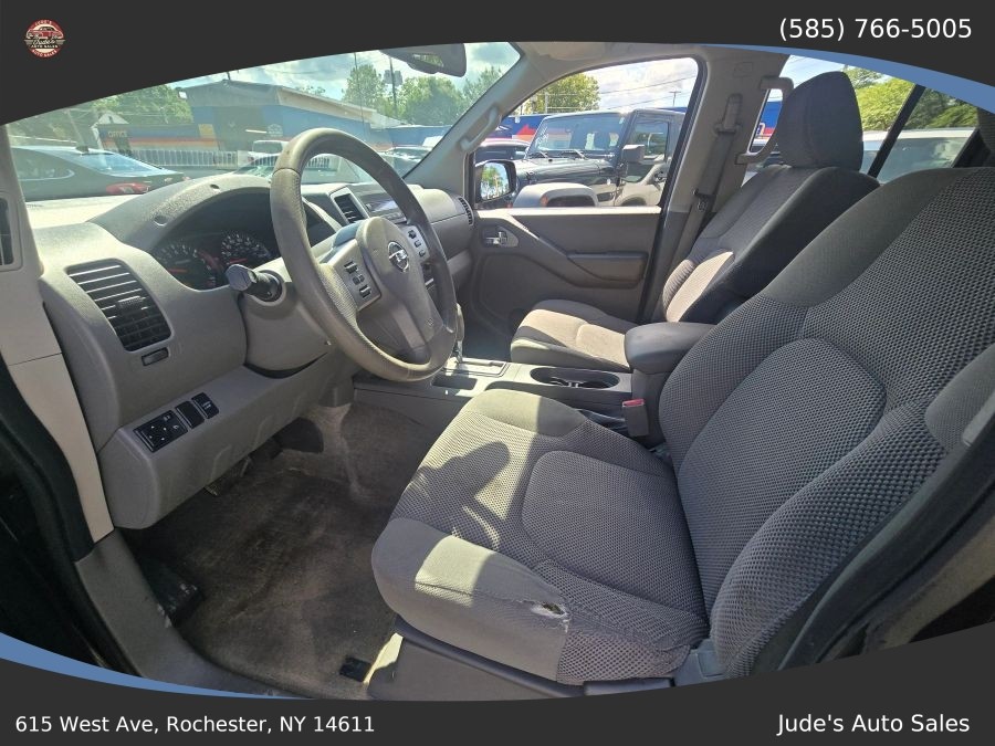 Nissan Frontier Crew Cab photo 9