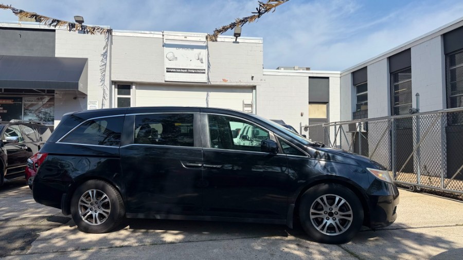 View vehicle photo 4