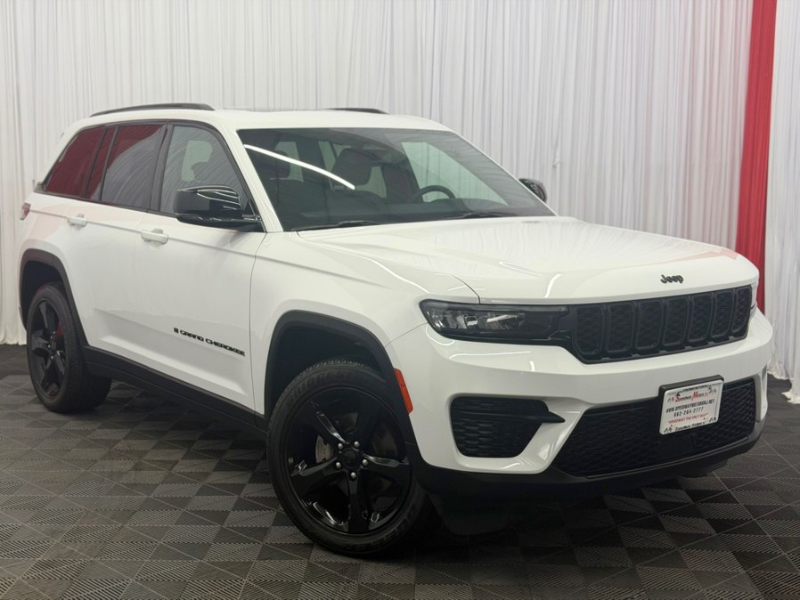 Used 2023 Jeep Grand Cherokee in Paterson, New Jersey | Speedway Motors LLC. Paterson, New Jersey