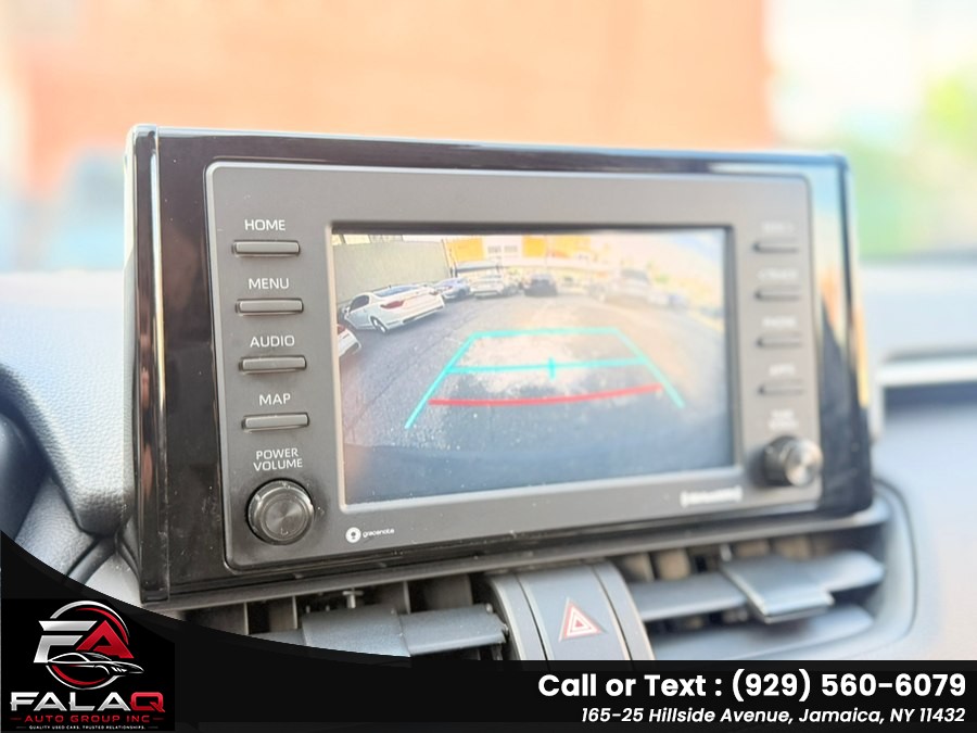 2022 Toyota RAV4 LE - Photo 13