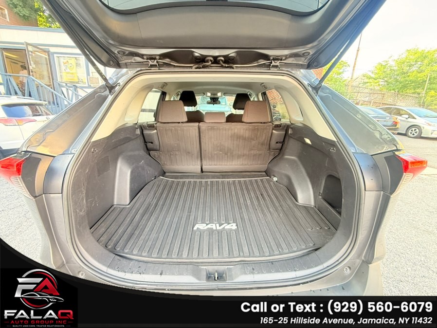 2022 Toyota RAV4 LE - Photo 11