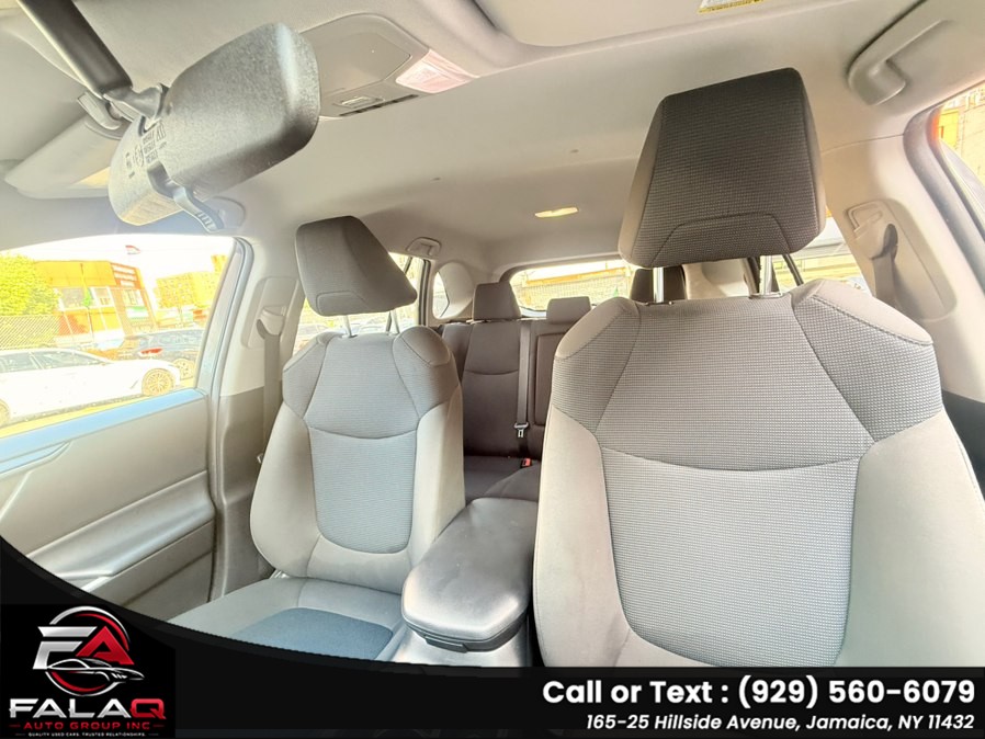 2022 Toyota RAV4 LE - Photo 9