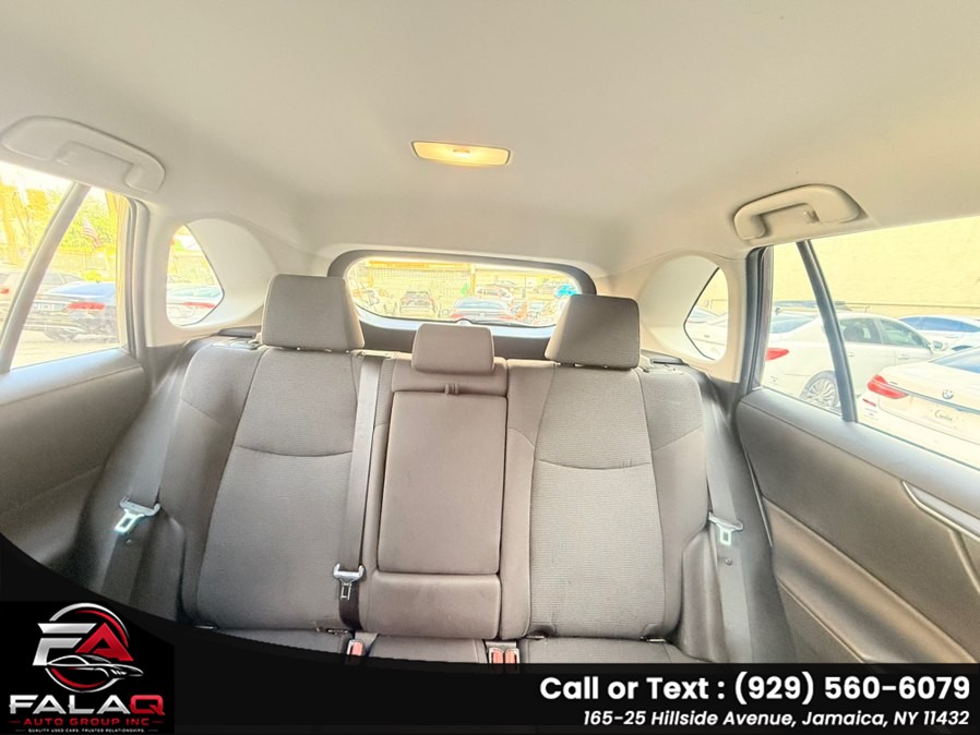 2022 Toyota RAV4 LE - Photo 10