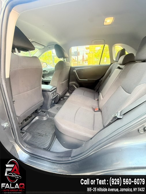 2022 Toyota RAV4 LE - Photo 8