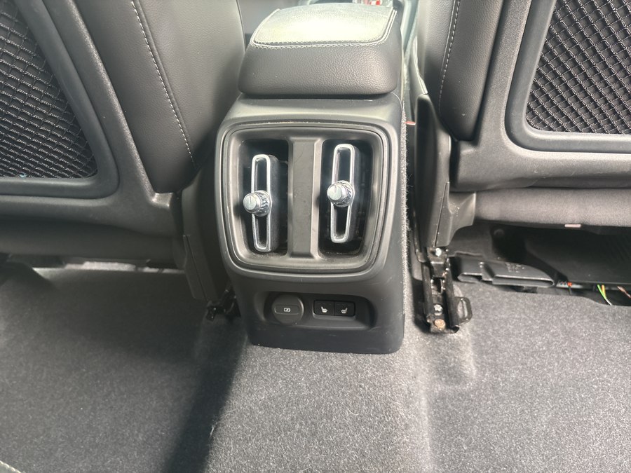 2023 Volvo XC40 Plus - Photo 13