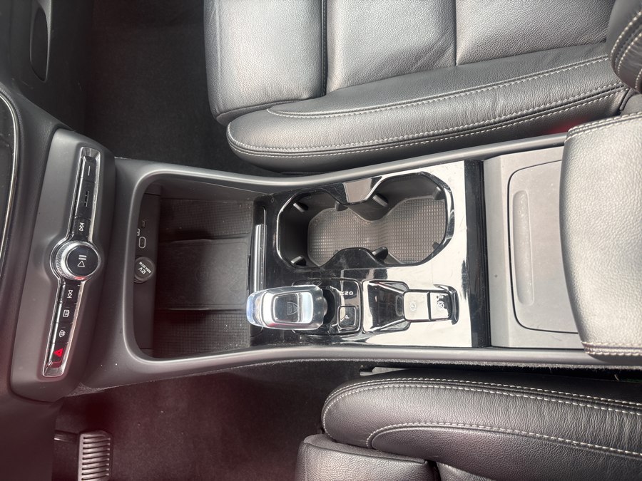 2023 Volvo XC40 Plus - Photo 20