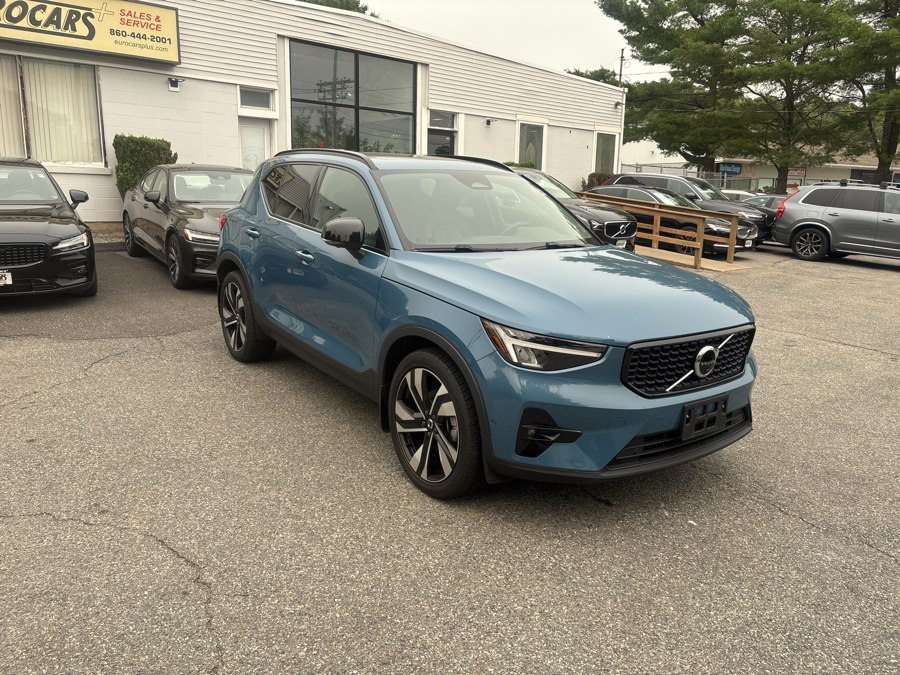 2023 Volvo XC40 Plus - Photo 2