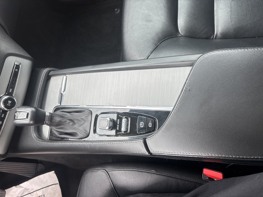2021 Volvo XC90 Momentum - Photo 17