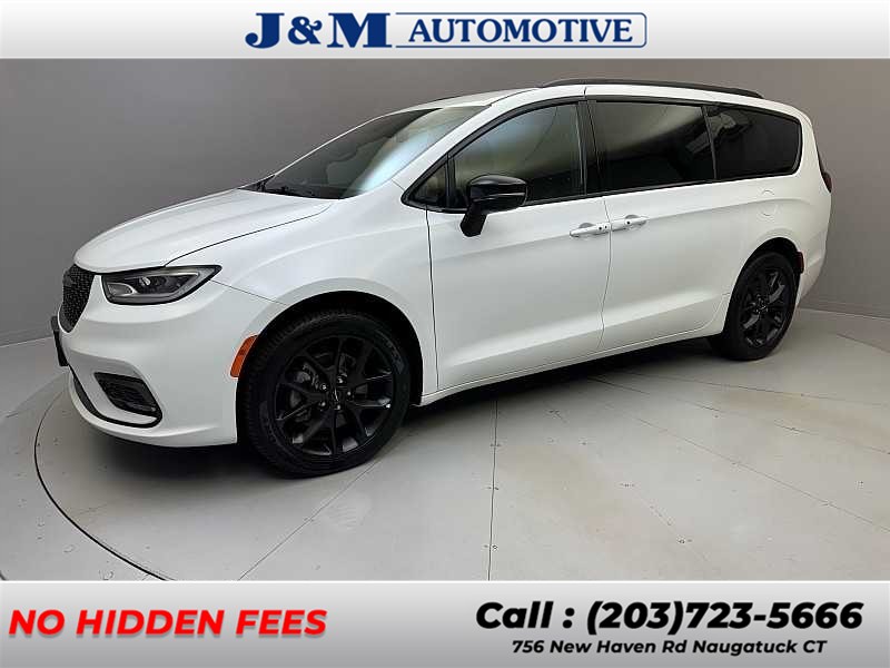 Used 2024 Chrysler Pacifica in Naugatuck, Connecticut | J&M Automotive Sls&Svc LLC. Naugatuck, Connecticut