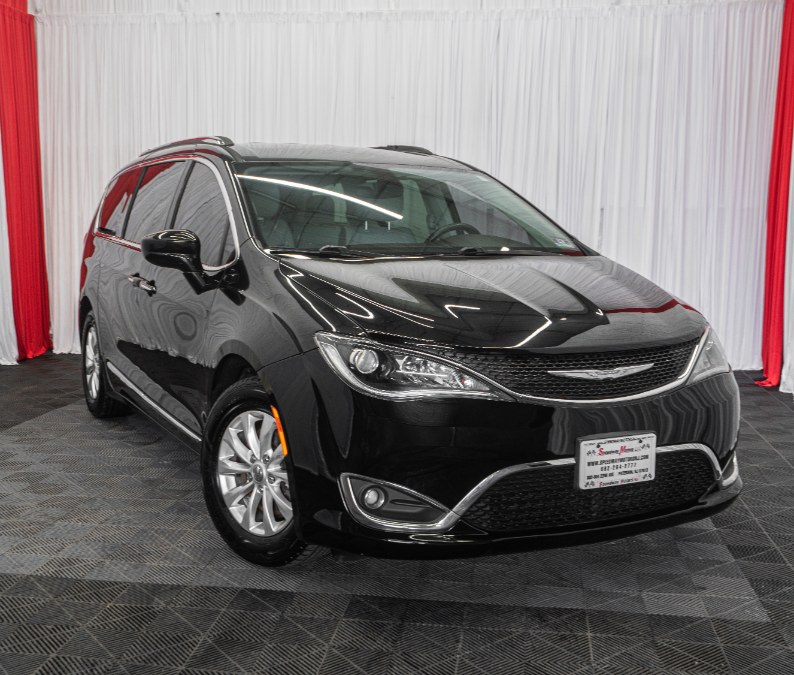 Used 2018 Chrysler Pacifica in Paterson, New Jersey | Speedway Motors LLC. Paterson, New Jersey