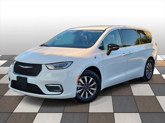 Used 2024 Chrysler Pacifica in Woodside, New York | Drive Central. Woodside, New York