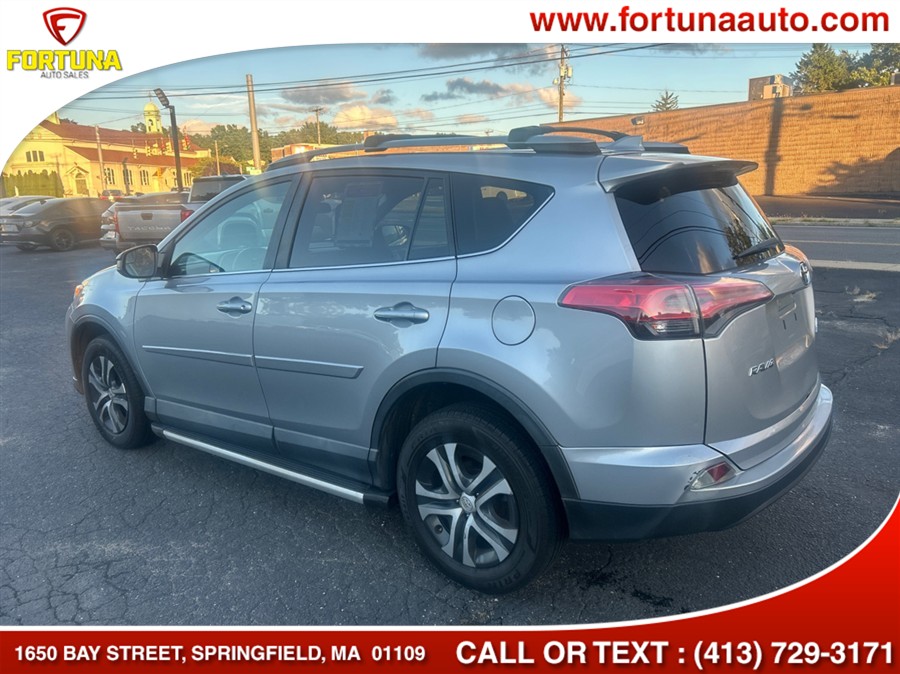 2017 Toyota RAV4 LE - Photo 6