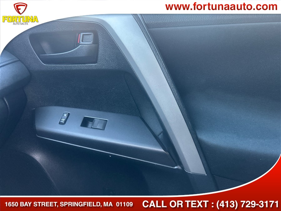 2017 Toyota RAV4 LE - Photo 18