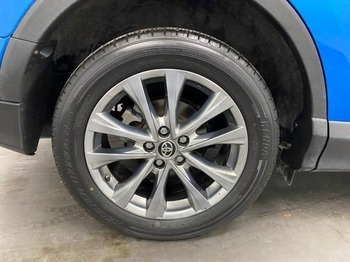 2017 Toyota RAV4 Limited - Photo 17