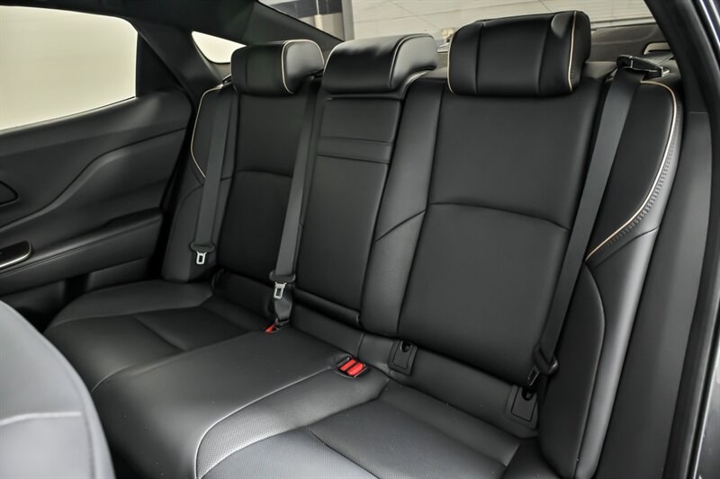 2023 Toyota Crown Limited - Photo 17