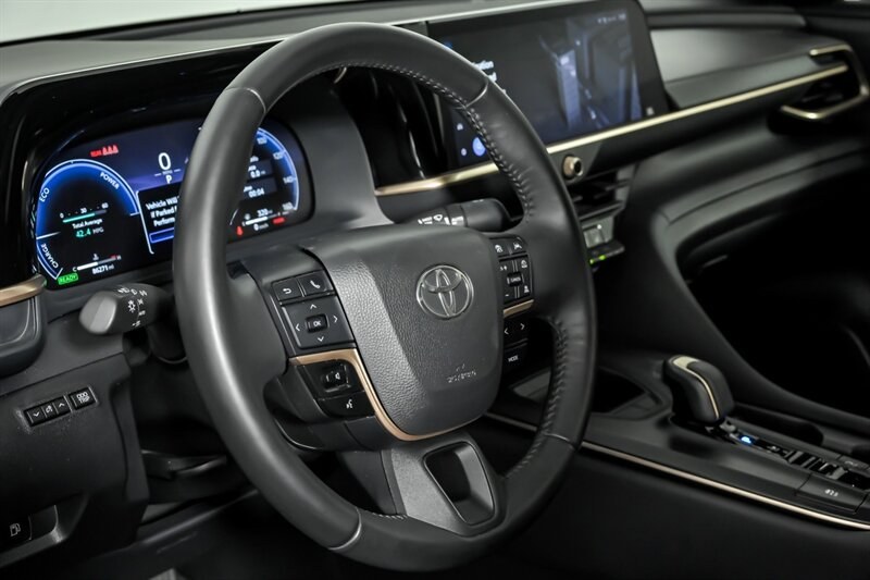 2023 Toyota Crown Limited - Photo 16