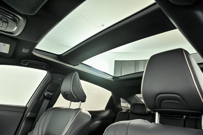2023 Toyota Crown Limited - Photo 15