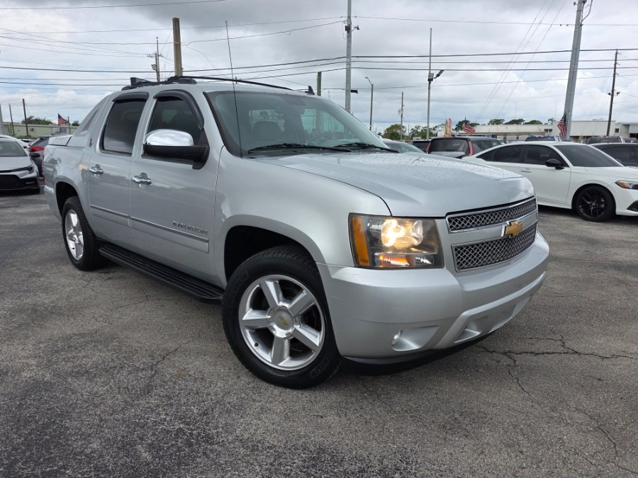 Silver Ice Metallic 2013 Chevrolet Avalanche Pickup Truck 4X2 Automatic