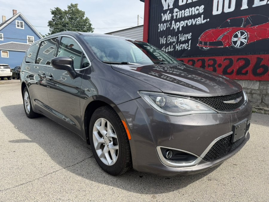 Used 2017 Chrysler Pacifica in Worcester, Massachusetts | Worcester Auto Outlet LLC. Worcester, Massachusetts