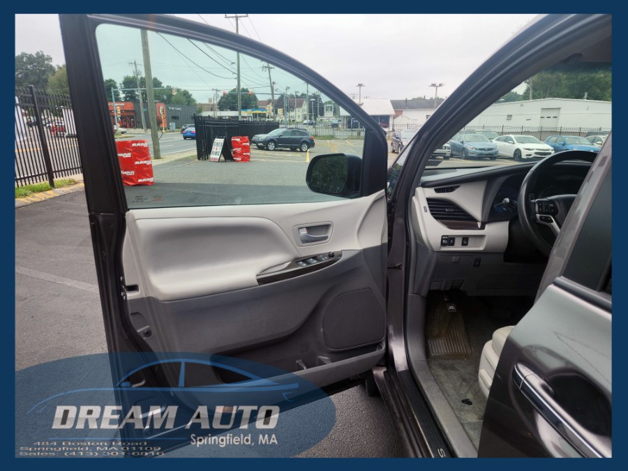 2016 Toyota Sienna XLE - Photo 8