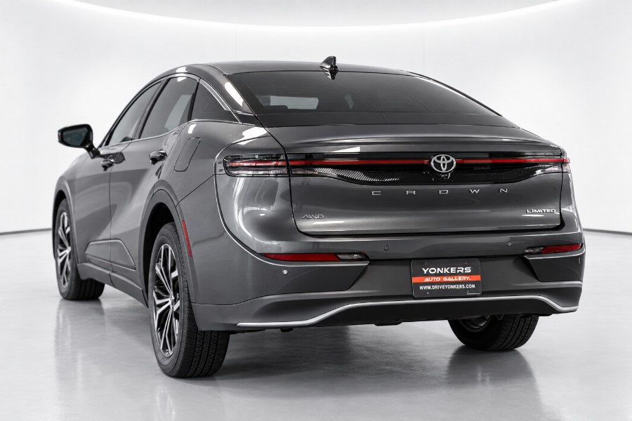 2023 Toyota Crown Limited - Photo 8
