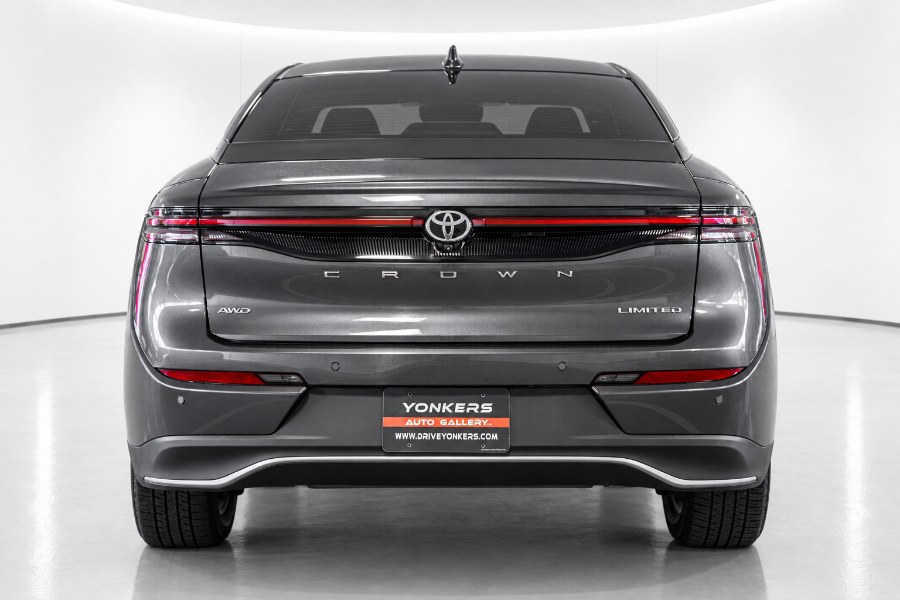 2023 Toyota Crown Limited - Photo 7