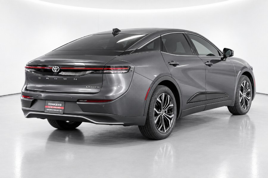 2023 Toyota Crown Limited - Photo 5