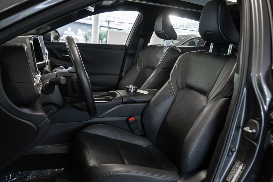 2023 Toyota Crown Limited - Photo 22