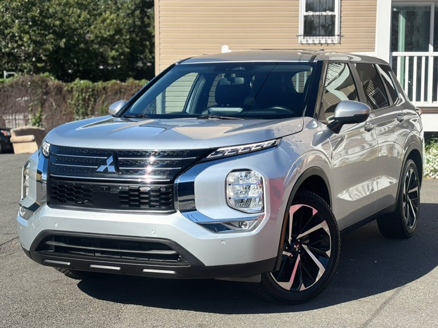 Silver 2024 Mitsubishi Outlander SUV / Crossover Front-Wheel Drive Automatic