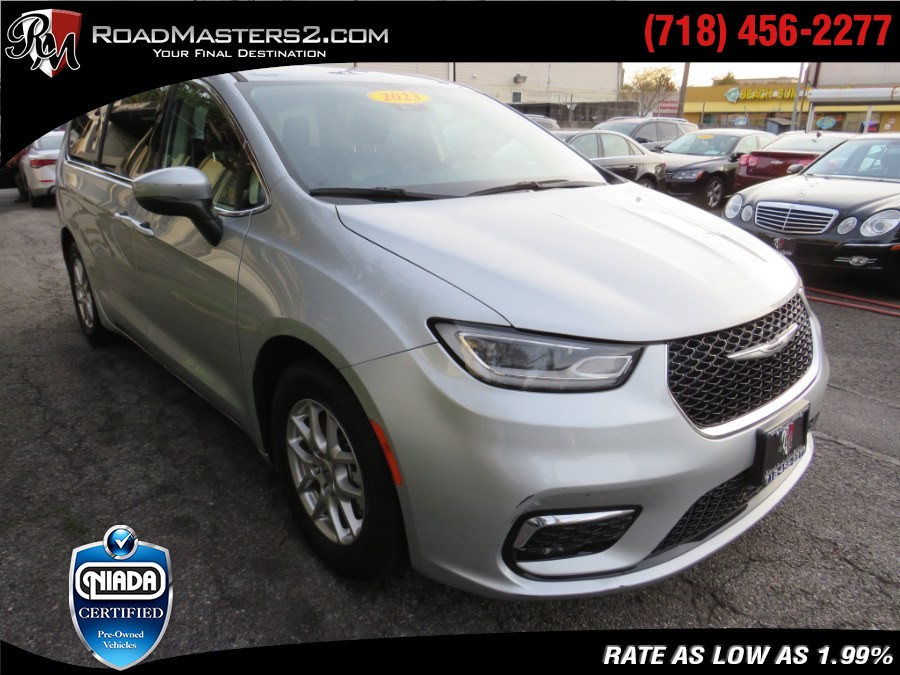 Used 2023 Chrysler Pacifica in Middle Village, New York | Road Masters II INC. Middle Village, New York