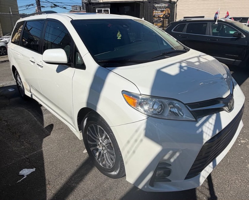 2018 Toyota Sienna XLE Premium FWD 8-Passenger (Natl), available for sale in Paterson, New Jersey | MFG Prestige Auto Group. Paterson, New Jersey
