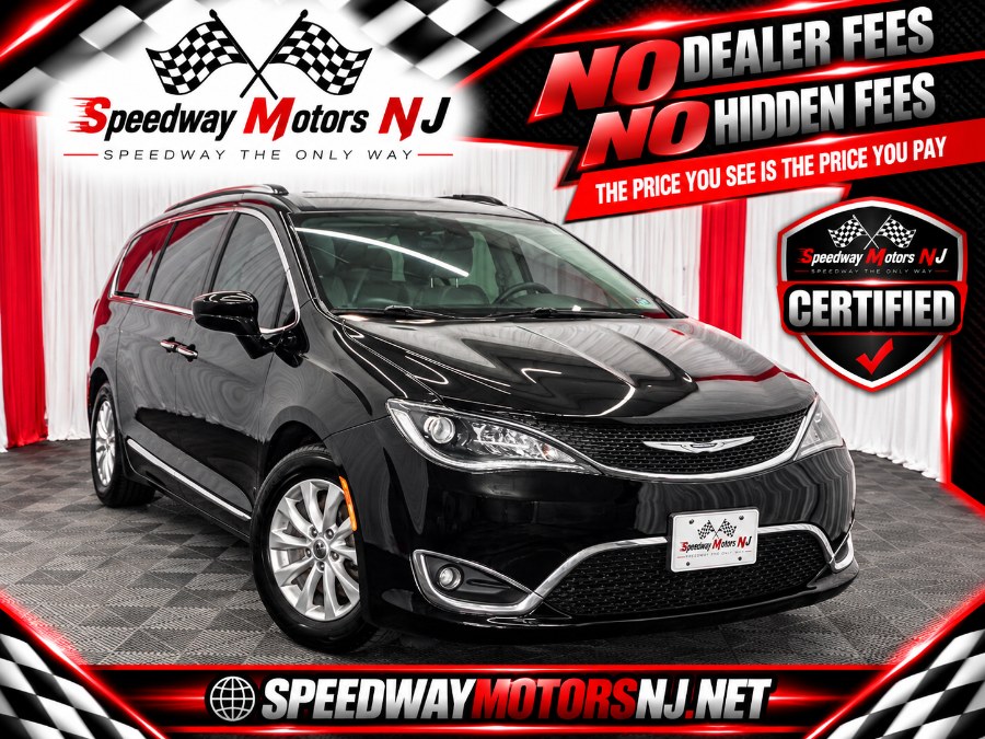Used 2018 Chrysler Pacifica in Paterson, New Jersey | Speedway Motors LLC. Paterson, New Jersey