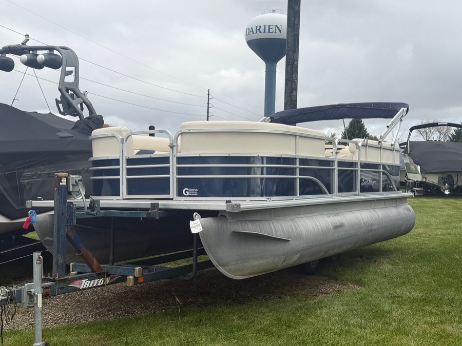 2016 Sunchaser 820 Oasis Pontoon, available for sale in Darien, Wisconsin | Geneva Motor Cars. Darien, Wisconsin